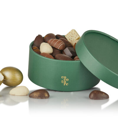 Fyldte chokolade påskeæg og fyldte Cocoture chokoladekugler i grøn Cocoture hatteæske - 400g
